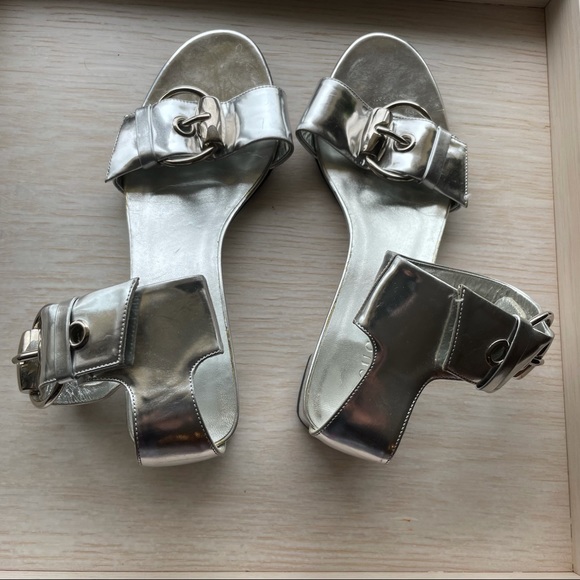 Authentic Gucci silver buckle strapped sandal with block heel - Picture 6 of 13